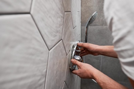 Guide complet pour réussir votre installation sanitaire moderne et économique