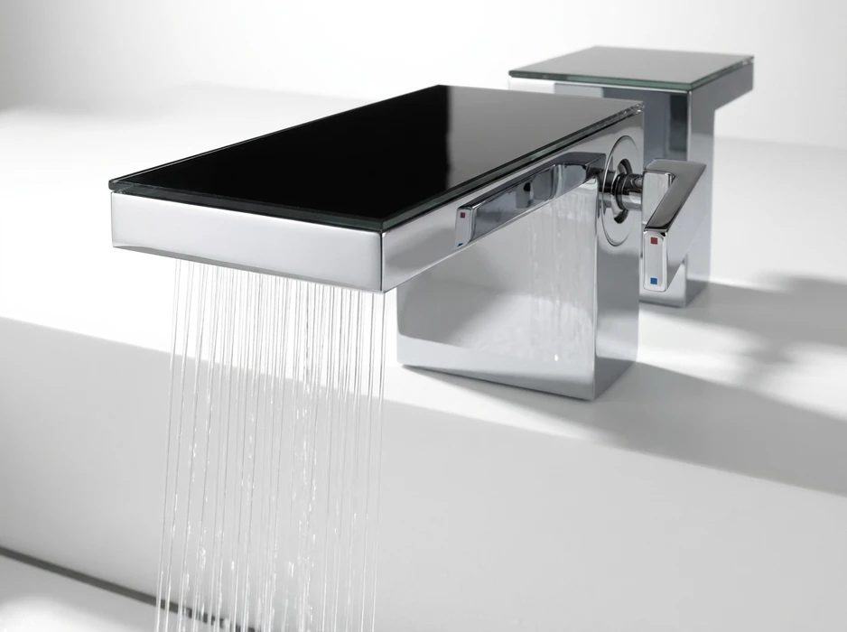 Robinet de baignoire design chromé à effet cascade, monté sur tablier blanc