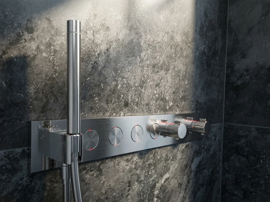 Douche de luxe en marbre gris foncé, avec un mitigeur thermostatique encastré en acier brossé