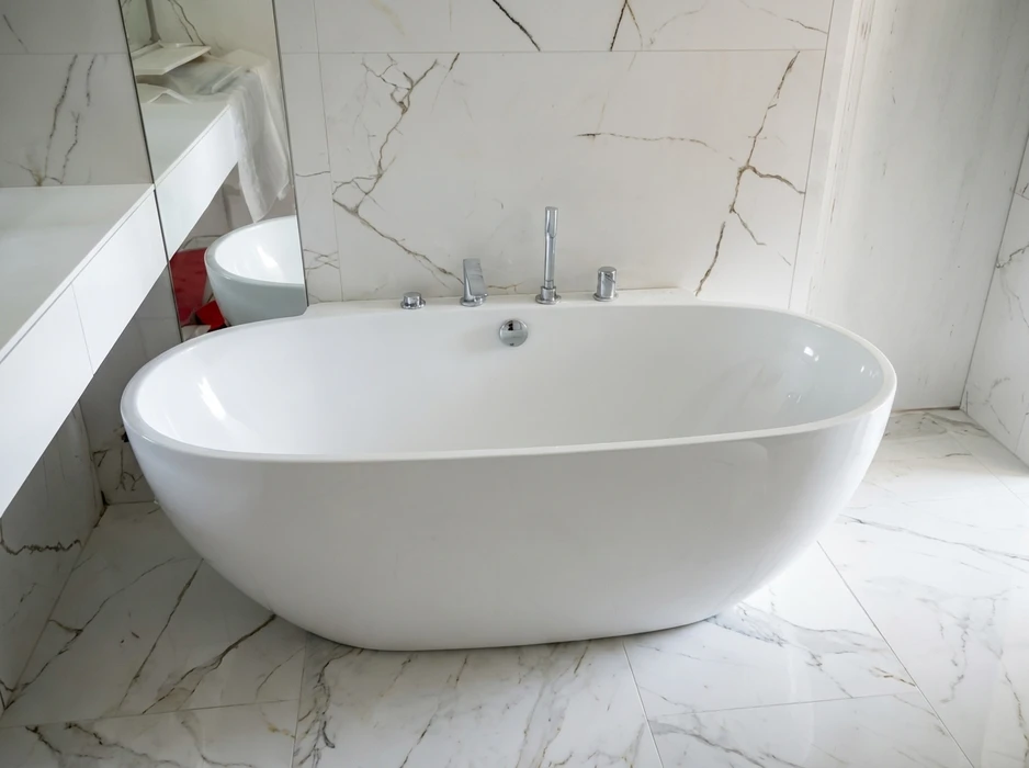 Salle de bain luxueuse avec baignoire îlot autoportante ovale en acrylique blanc brillant