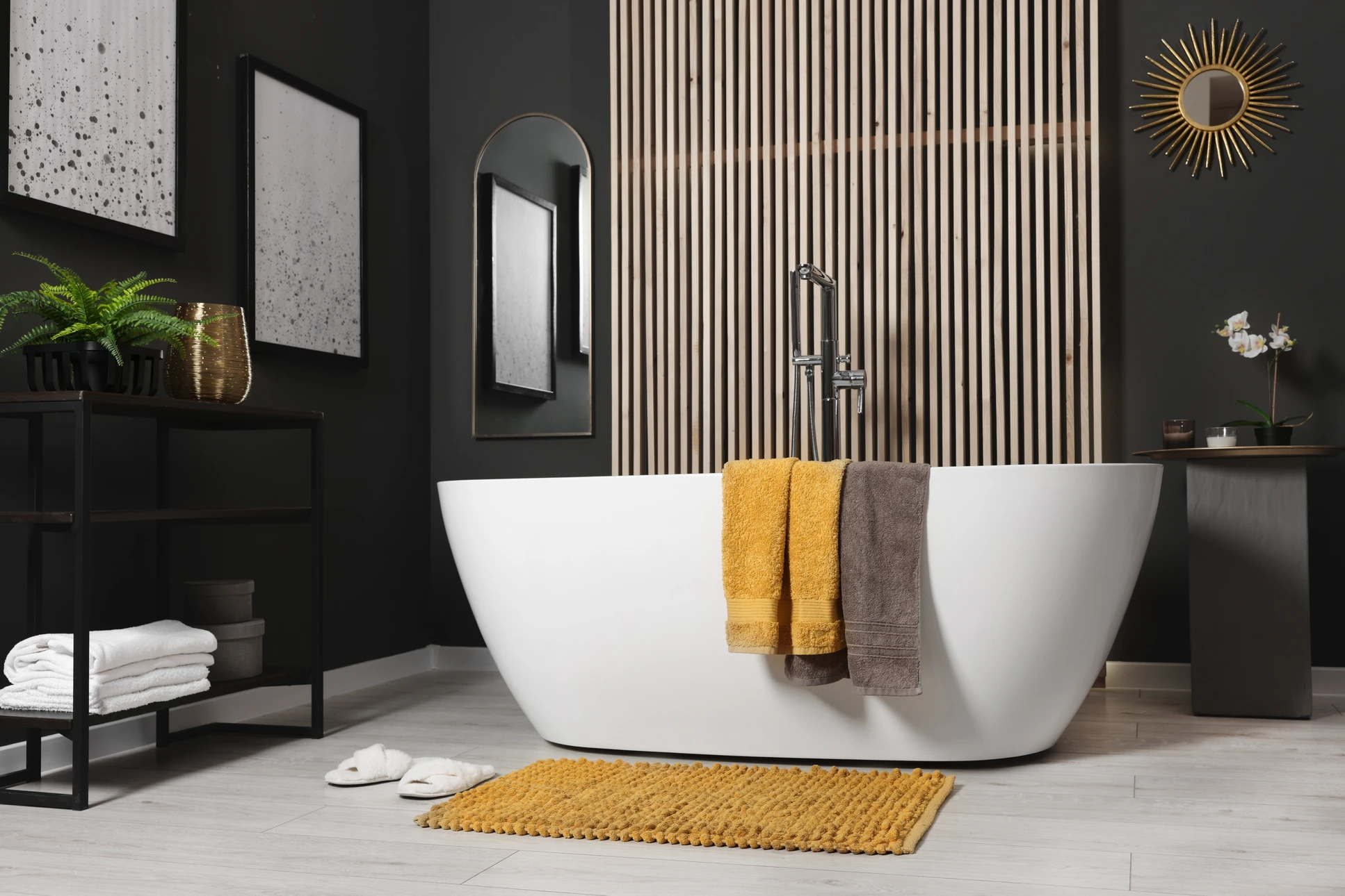 Salle de bain moderne avec douche à l'italienne intégrée au sol carrelé