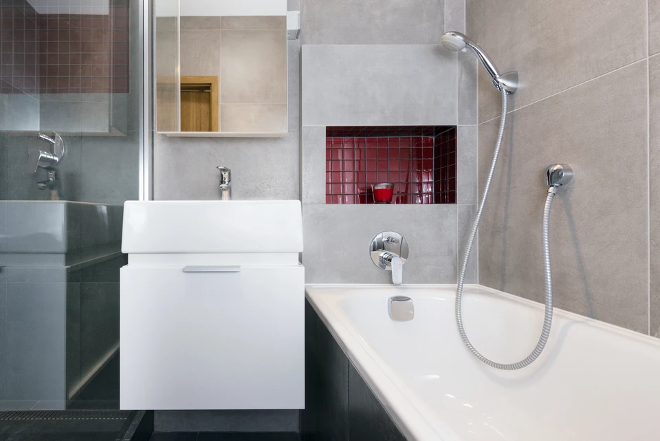 Salle de bain contemporaine avec douche à l'italienne et double vasque
