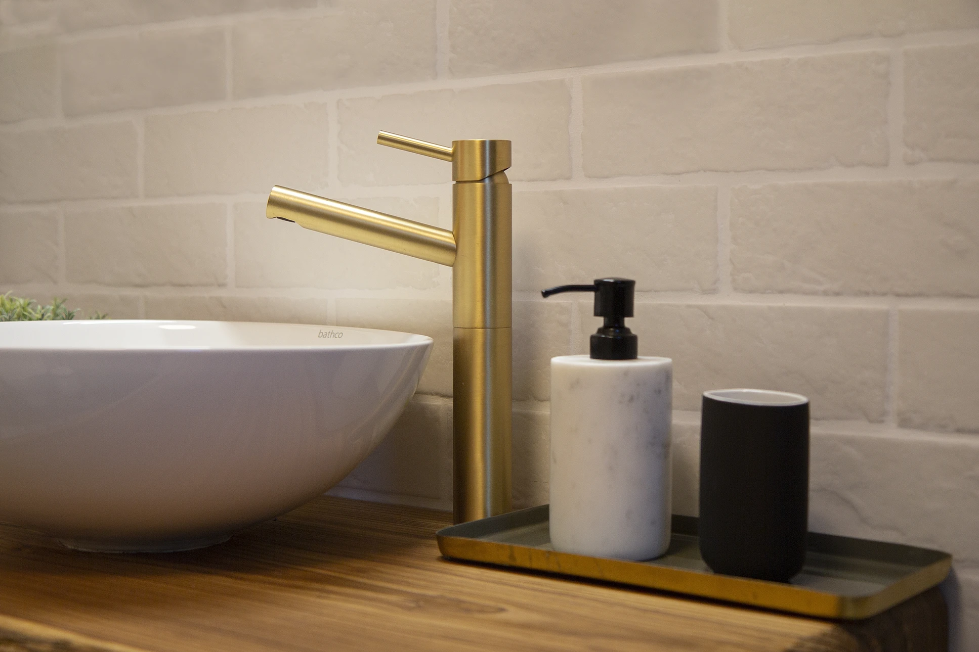 Intérieur de salle de bain avec robinet en chrome qui fuit, gouttes d'eau s'écoulant du bec verseur